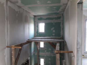 Application de finition en plâtre pour les murs intérieurs de la construction de la maison de 190 mètres carrés thumbnail