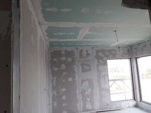 Application de finition en plâtre pour les murs intérieurs de la construction de la maison de 190 mètres carrés thumbnail