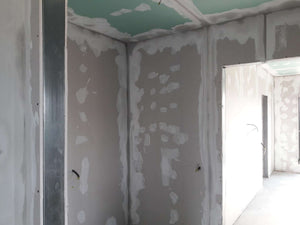 Application de finition en plâtre pour les murs intérieurs de la construction de la maison de 190 mètres carrés thumbnail