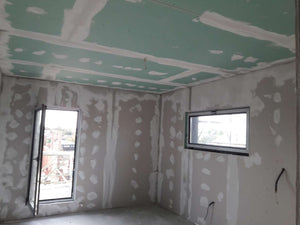 Application de finition en plâtre pour les murs intérieurs de la construction de la maison de 190 mètres carrés thumbnail