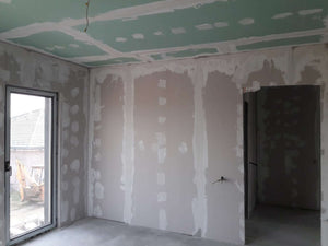 Application de finition en plâtre pour les murs intérieurs de la construction de la maison de 190 mètres carrés thumbnail