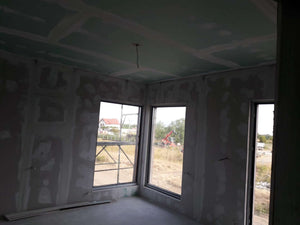 Application de finition en plâtre pour les murs intérieurs de la construction de la maison de 190 mètres carrés thumbnail