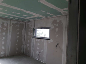 Application de finition en plâtre pour les murs intérieurs de la construction de la maison de 190 mètres carrés thumbnail
