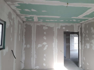 Application de finition en plâtre pour les murs intérieurs de la construction de la maison de 190 mètres carrés thumbnail