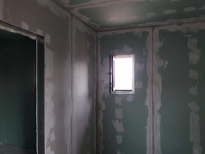 Application de finition en plâtre pour les murs intérieurs de la construction de la maison de 190 mètres carrés thumbnail