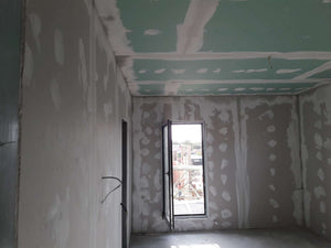 Application de finition en plâtre pour les murs intérieurs de la construction de la maison de 190 mètres carrés thumbnail