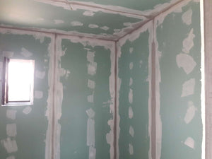 Application de finition en plâtre pour les murs intérieurs de la construction de la maison de 190 mètres carrés thumbnail