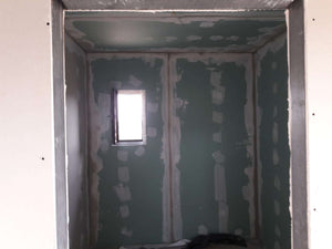 Application de finition en plâtre pour les murs intérieurs de la construction de la maison de 190 mètres carrés thumbnail