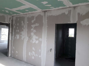 Application de finition en plâtre pour les murs intérieurs de la construction de la maison de 190 mètres carrés thumbnail