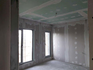 Application de finition en plâtre pour les murs intérieurs de la construction de la maison de 190 mètres carrés thumbnail