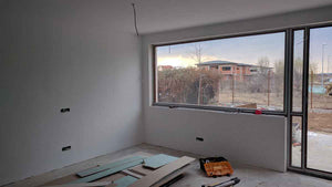 Application de plâtre intérieur et amorce des murs pour la maison en métal de 191 mètres carrés thumbnail