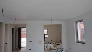 Application de plâtre intérieur et amorce des murs pour la maison en métal de 191 mètres carrés thumbnail