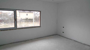 Application de plâtre intérieur et amorce des murs pour la maison en métal de 191 mètres carrés thumbnail