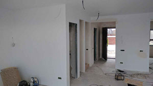 Application de plâtre intérieur et amorce des murs pour la maison en métal de 191 mètres carrés thumbnail