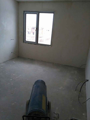Application de plâtre intérieur et amorce des murs pour la maison en métal de 191 mètres carrés thumbnail