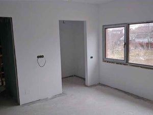 Application de plâtre intérieur et amorce des murs pour la maison en métal de 191 mètres carrés thumbnail