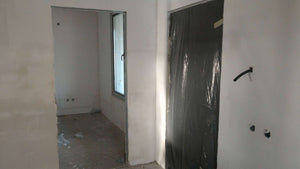 Ponçage des murs intérieurs et application d'une couche d'apprêt et de mastic pour la maison à Saftica thumbnail