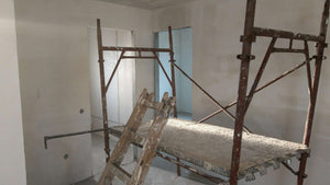 Ponçage des murs intérieurs et application d'une couche d'apprêt et de mastic pour la maison à Saftica thumbnail