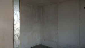 Ponçage des murs intérieurs et application d'une couche d'apprêt et de mastic pour la maison à Saftica thumbnail
