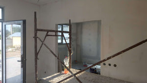 Ponçage des murs intérieurs et application d'une couche d'apprêt et de mastic pour la maison à Saftica thumbnail