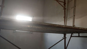 Ponçage des murs intérieurs et application d'une couche d'apprêt et de mastic pour la maison à Saftica thumbnail