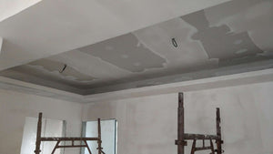 Ponçage des murs intérieurs et application d'une couche d'apprêt et de mastic pour la maison à Saftica thumbnail
