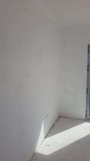 Ponçage des murs intérieurs et application d'une couche d'apprêt et de mastic pour la maison à Saftica thumbnail