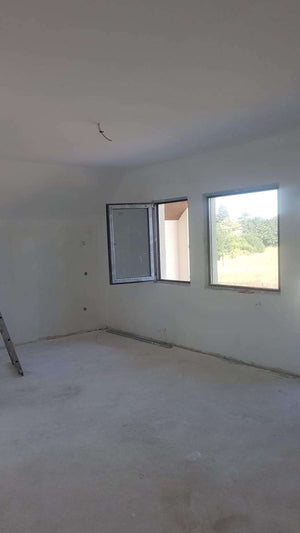 Ponçage des murs intérieurs et application d'une couche d'apprêt et de mastic pour la maison à Saftica thumbnail