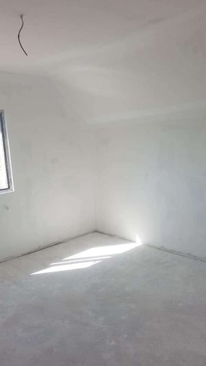 Ponçage des murs intérieurs et application d'une couche d'apprêt et de mastic pour la maison à Saftica thumbnail