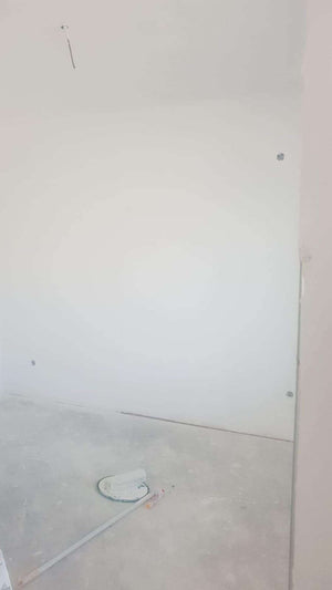 Ponçage des murs intérieurs et application d'une couche d'apprêt et de mastic pour la maison à Saftica thumbnail