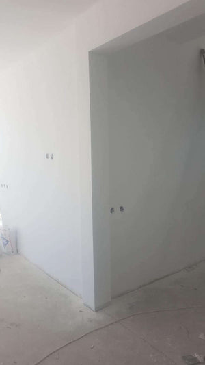 Ponçage des murs intérieurs et application d'une couche d'apprêt et de mastic pour la maison à Saftica thumbnail