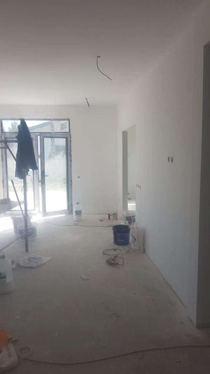 Ponçage des murs intérieurs et application d'une couche d'apprêt et de mastic pour la maison à Saftica thumbnail
