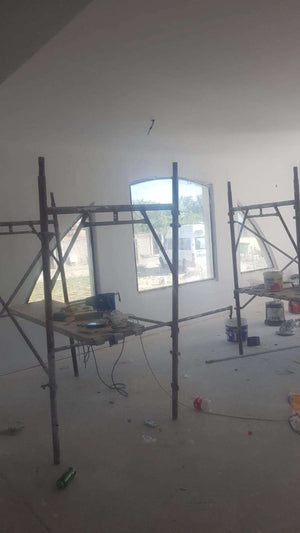 Ponçage des murs intérieurs et application d'une couche d'apprêt et de mastic pour la maison à Saftica thumbnail