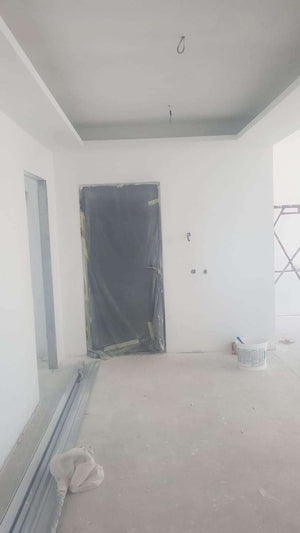 Ponçage des murs intérieurs et application d'une couche d'apprêt et de mastic pour la maison à Saftica thumbnail