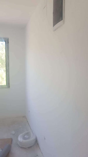 Ponçage des murs intérieurs et application d'une couche d'apprêt et de mastic pour la maison à Saftica thumbnail