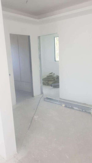 Ponçage des murs intérieurs et application d'une couche d'apprêt et de mastic pour la maison à Saftica thumbnail