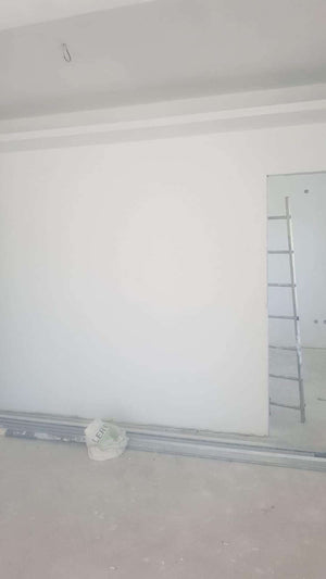 Ponçage des murs intérieurs et application d'une couche d'apprêt et de mastic pour la maison à Saftica thumbnail