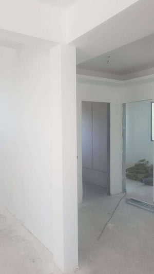 Ponçage des murs intérieurs et application d'une couche d'apprêt et de mastic pour la maison à Saftica thumbnail