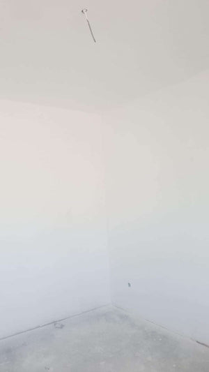 Ponçage des murs intérieurs et application d'une couche d'apprêt et de mastic pour la maison à Saftica thumbnail