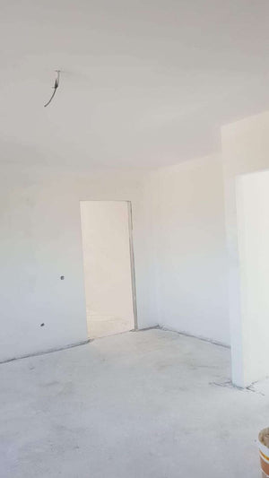 Ponçage des murs intérieurs et application d'une couche d'apprêt et de mastic pour la maison à Saftica thumbnail