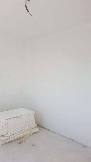 Ponçage des murs intérieurs et application d'une couche d'apprêt et de mastic pour la maison à Saftica thumbnail