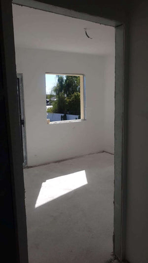Ponçage des murs intérieurs et application d'une couche d'apprêt et de mastic pour la maison à Saftica thumbnail