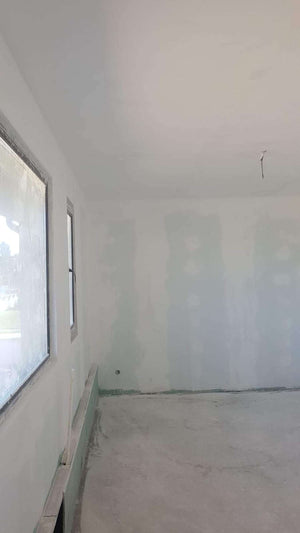 Ponçage des murs intérieurs et application d'une couche d'apprêt et de mastic pour la maison à Saftica thumbnail