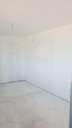 Ponçage des murs intérieurs et application d'une couche d'apprêt et de mastic pour la maison à Saftica thumbnail