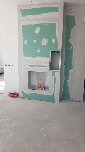 Ponçage des murs intérieurs et application d'une couche d'apprêt et de mastic pour la maison à Saftica thumbnail