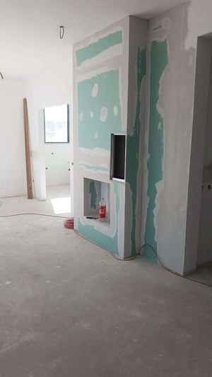 Ponçage des murs intérieurs et application d'une couche d'apprêt et de mastic pour la maison à Saftica thumbnail