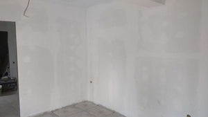 Ponçage des murs, des plafonds et application d'une couche d'apprêt avec du mastic pour le projet de maison. thumbnail