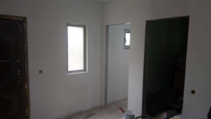 Ponçage des murs, des plafonds et application d'une couche d'apprêt avec du mastic pour le projet de maison. thumbnail
