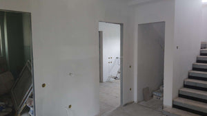 Ponçage des murs, des plafonds et application d'une couche d'apprêt avec du mastic pour le projet de maison. thumbnail