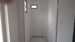 Ponçage des murs, des plafonds et application d'une couche d'apprêt avec du mastic pour le projet de maison. thumbnail